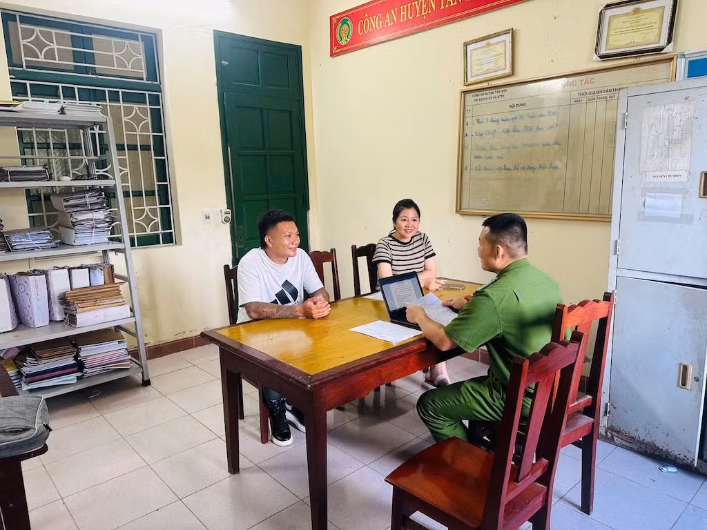 &nbsp;Kịp thời xác minh, hỗ trợ người dân nhận lại gần 500 triệu đồng do chuyển khoản nhầm -0
