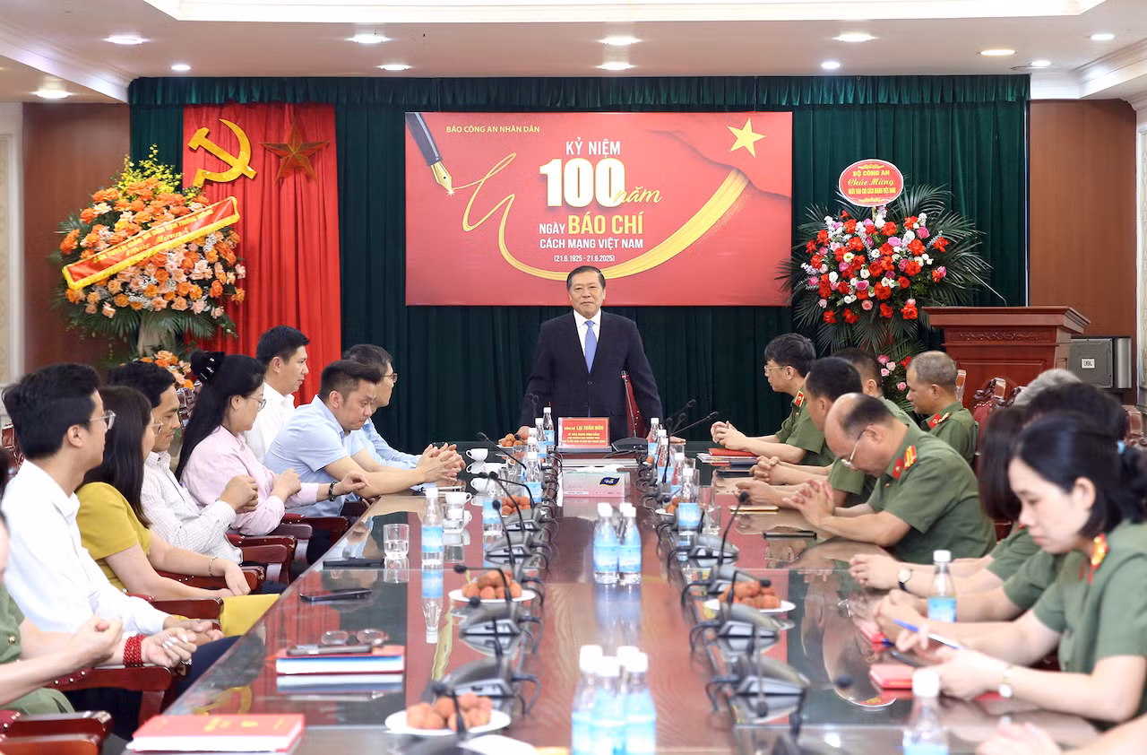 Phó trưởng Ban Thường trực Ban Tuyên giáo và Dân vận Trung ương Lại Xuân Môn thăm, chúc mừng Báo CAND -0