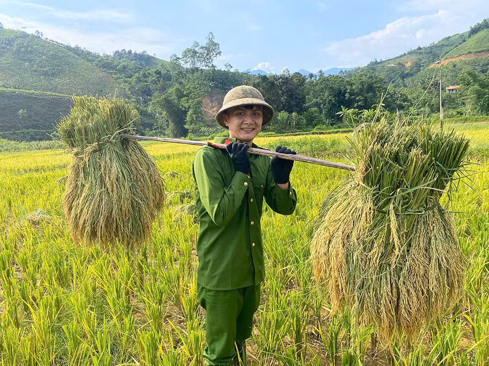 3.hoà trong niềm vui của người trồng lúa là nụ cười rạng rỡ của các cán bộ, chiến sĩ công an nhân dân luôn “vì dân phục vụ”..jpg -0