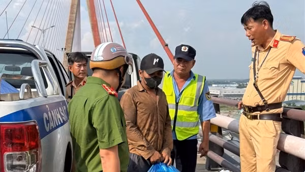 Kịp thời ngăn chặn thanh niên định nhảy cầu Cần Thơ tự tử