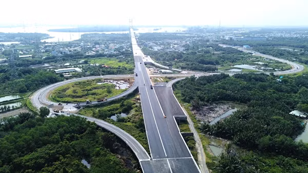 Xe ôtô chính thức được lưu thông trên tuyến cao tốc Bến Lức - Long Thành