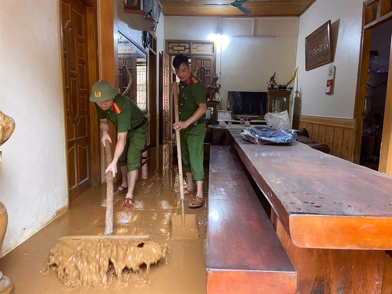 Công an xã giúp dân khắc phục hậu quả mưa lũ -0