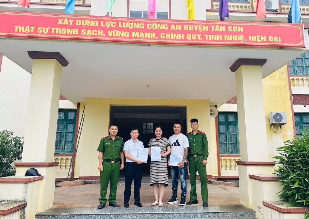 &nbsp;Kịp thời xác minh, hỗ trợ người dân nhận lại gần 500 triệu đồng do chuyển khoản nhầm -0
