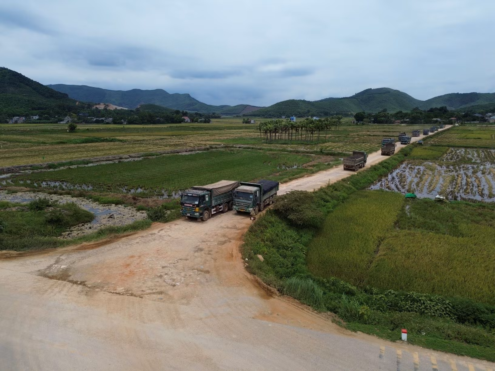 Mỏ đất chưa đảm bảo vệ sinh môi trường đã khai thác rầm rộ -0