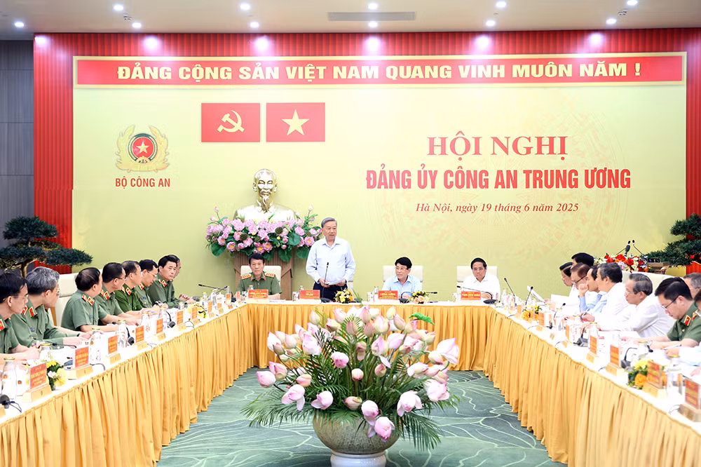 Bảo đảm vững chắc môi trường hòa bình, ổn định để thực hiện thắng lợi các mục tiêu chiến lược của Đảng -0