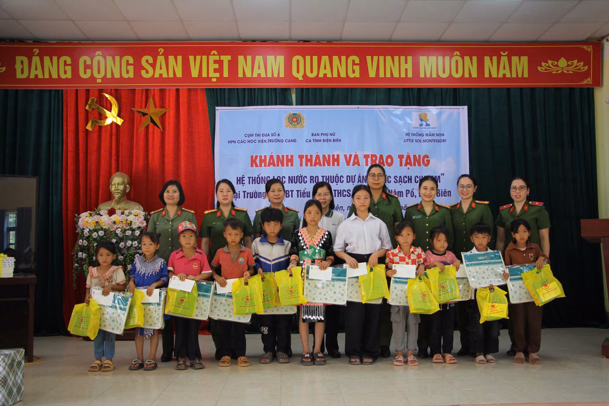 Cụm thi đua số 6-Hội phụ nữ các học viện, trường CAND tặng công trình nước sạch cho học sinh vùng cao -0