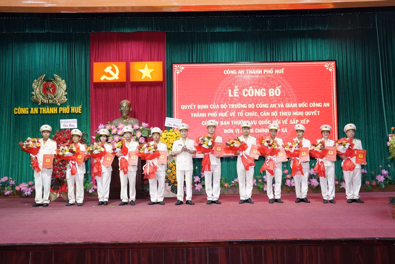 Công bố Quyết định của Bộ trưởng Bộ Công an về thành lập 40 Công an xã, phường của TP Huế -0