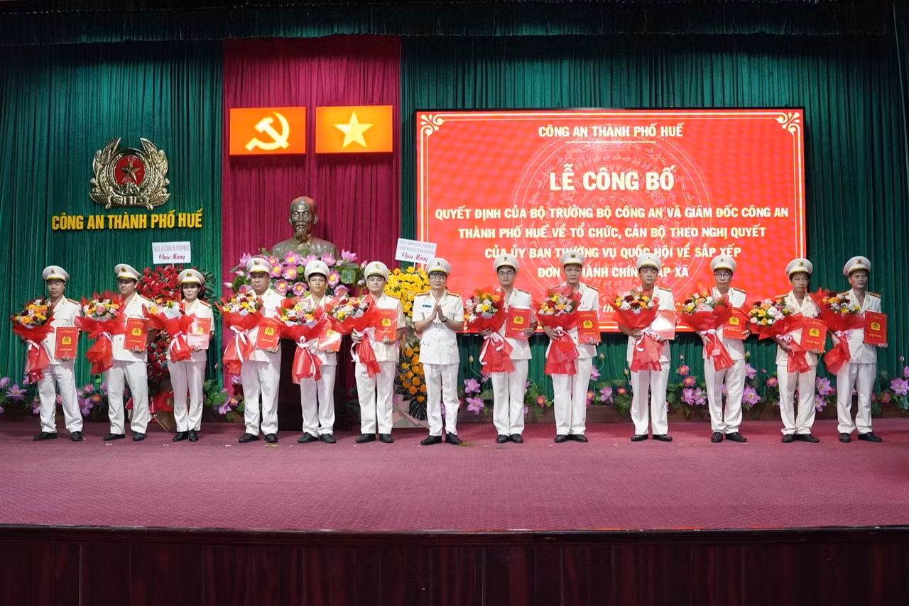 Công bố Quyết định của Bộ trưởng Bộ Công an về thành lập 40 Công an xã, phường của TP Huế -0