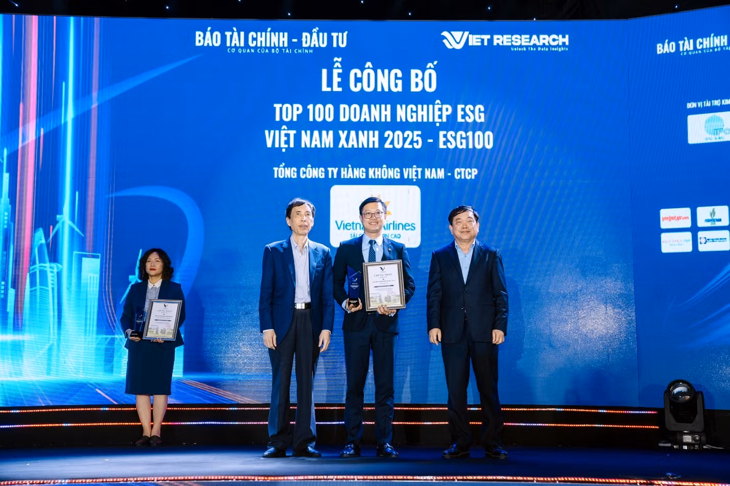 Vietnam Airlines nằm trong Top 10 doanh nghiệp ESG Việt Nam Xanh 2025 -0