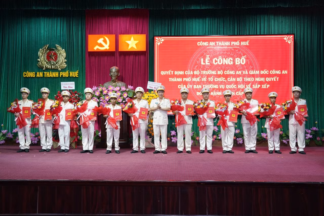 Công bố Quyết định của Bộ trưởng Bộ Công an về thành lập 40 Công an xã, phường của TP Huế -0