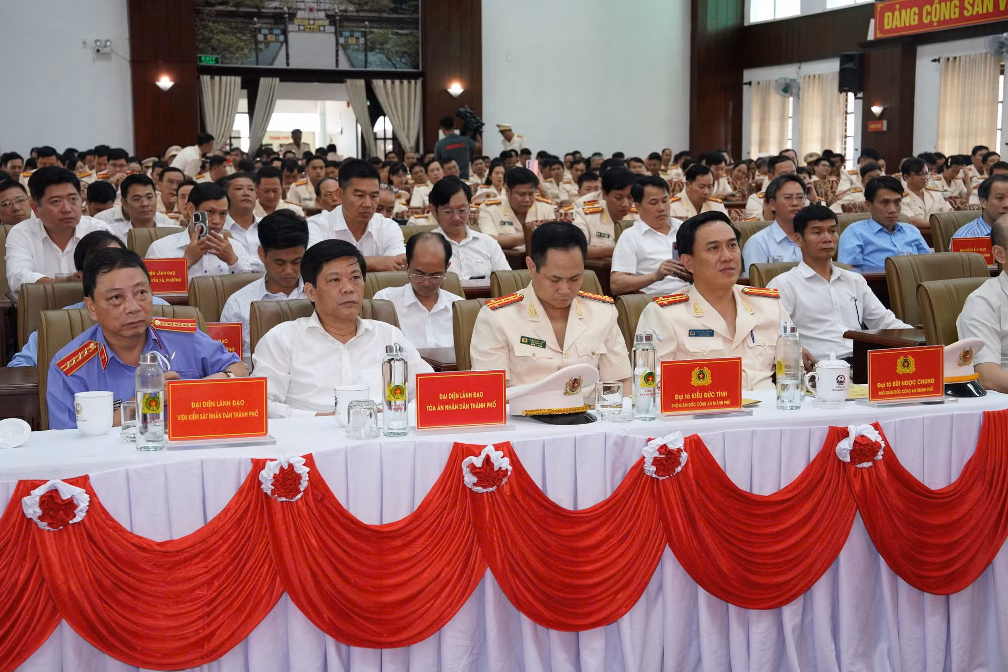Công bố Quyết định của Bộ trưởng Bộ Công an về thành lập 40 Công an xã, phường của TP Huế -0