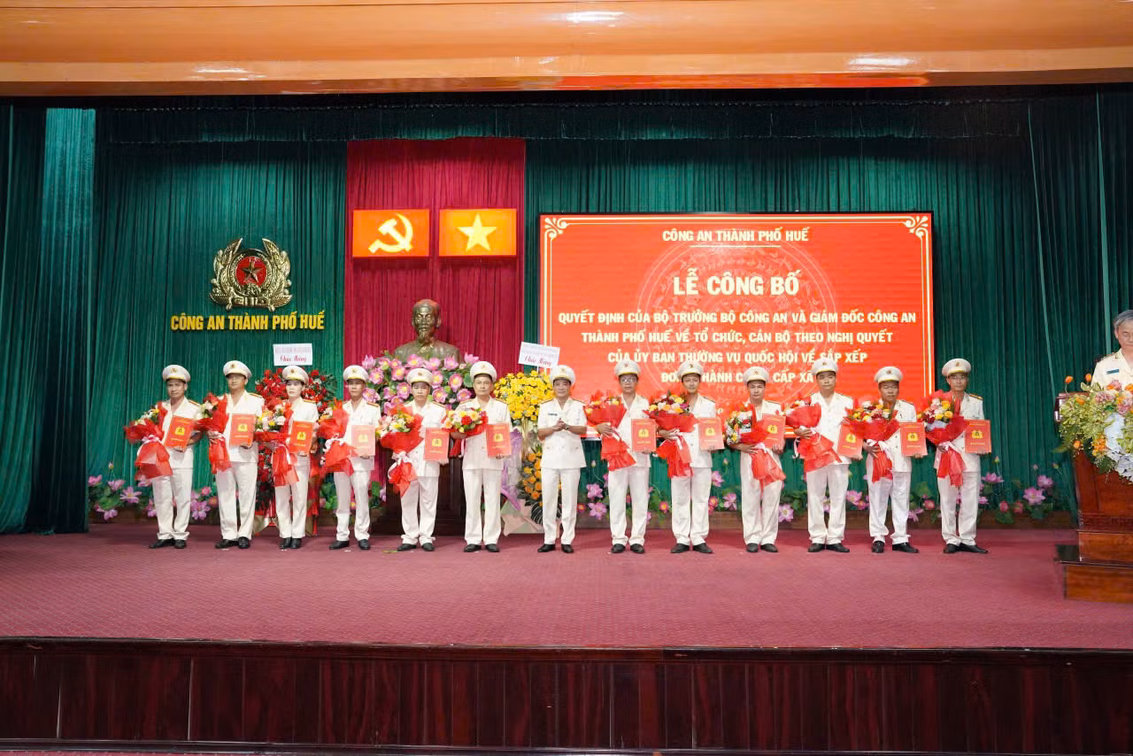 Công bố Quyết định của Bộ trưởng Bộ Công an về thành lập 40 Công an xã, phường của TP Huế -0