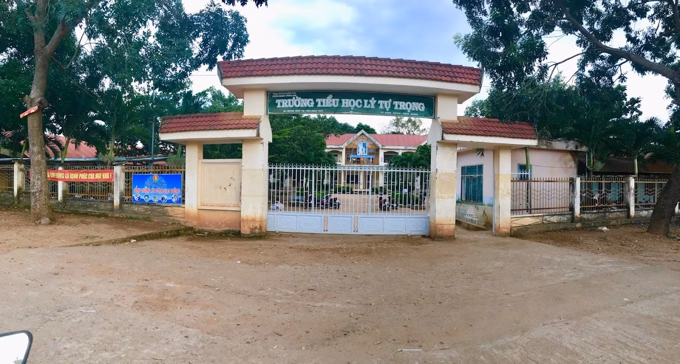 Điều tra vụ hàng chục học sinh bị ngộ độc sau khi nhận bóng bay từ người lạ -0
