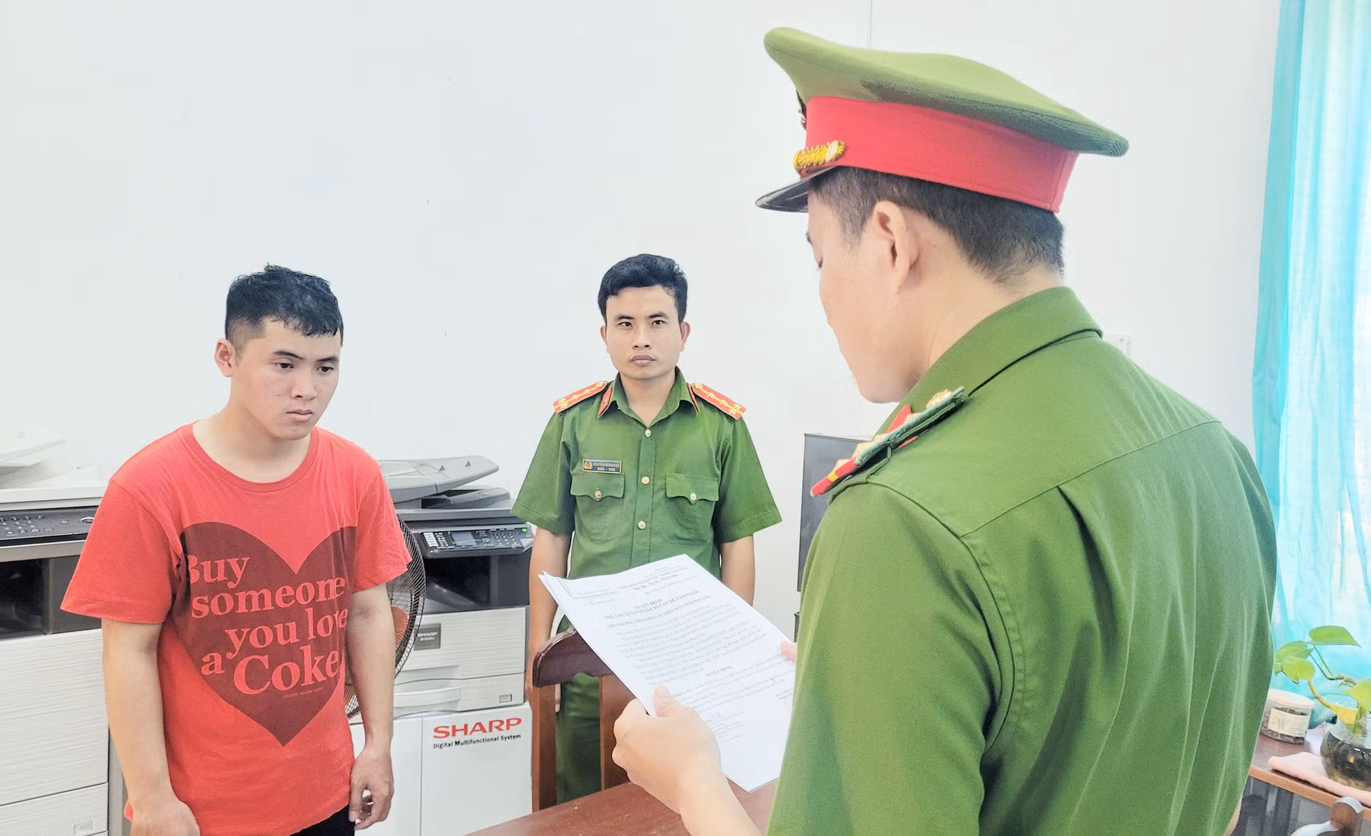 Khởi tố nhân viên chuyển phát nhanh tham ô tài sản -0