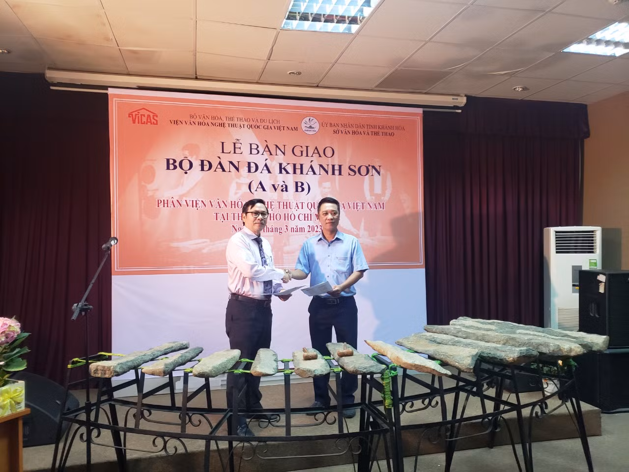 Hai bộ đàn đá Khánh Sơn về lại Khánh Hòa sau 44 năm lưu chuyển nhiều nơi -0