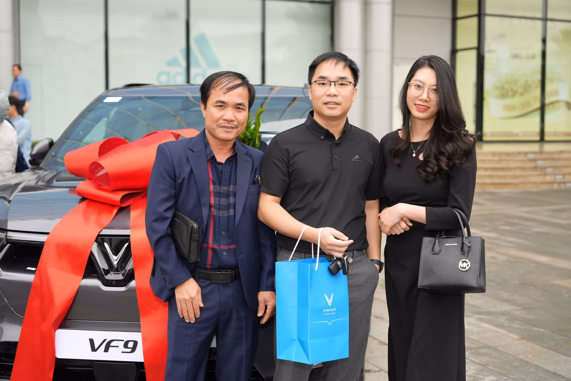 VinFast chính thức bàn giao xe VF 9 cho khách hàng -0