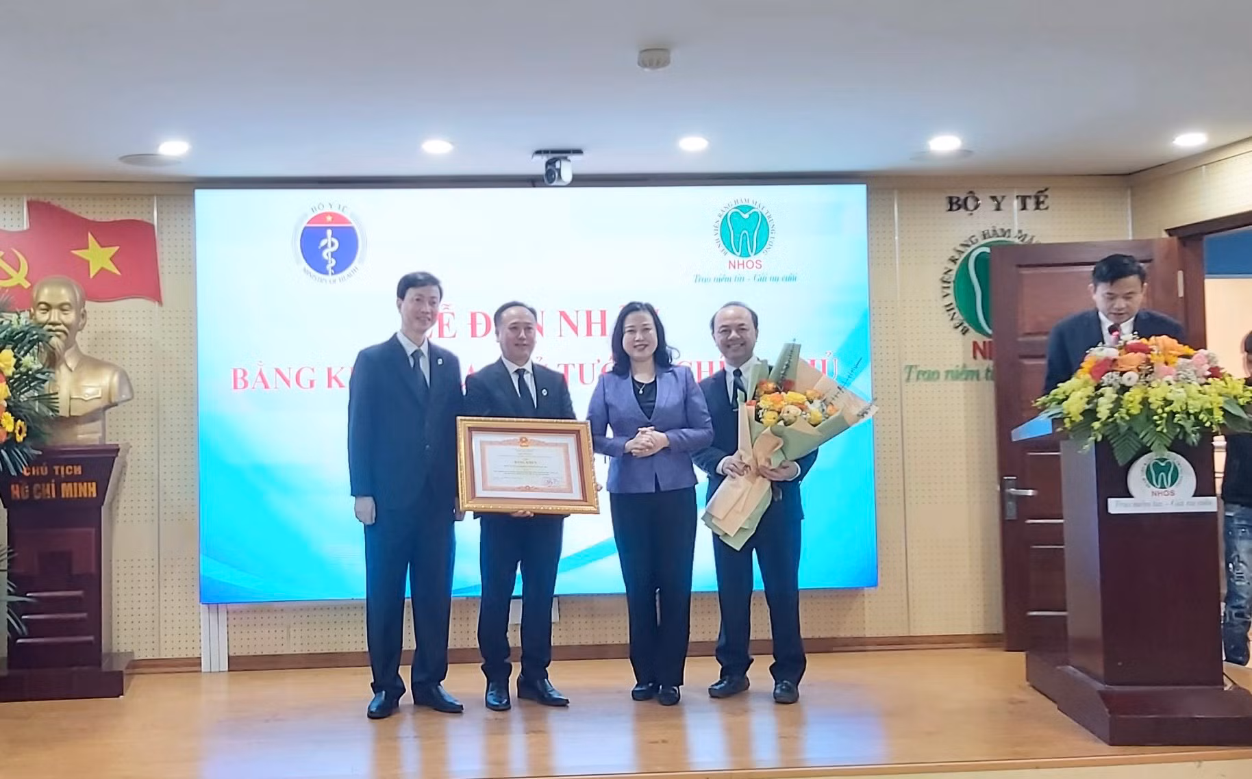 Thủ tướng tặng bằng khen các bác sĩ phẫu thuật thành công khối u dị dạng phức tạp -0