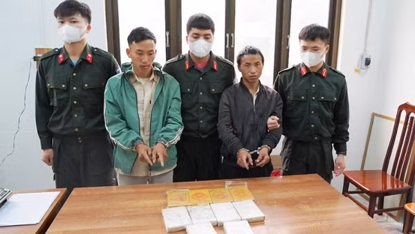 Bao tải dứa có chăn bông cuộn thêm 10 bánh heroin