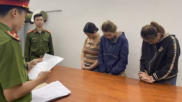 Ba "chị đẹp" giả danh bác sĩ để lừa bán thuốc "rởm"