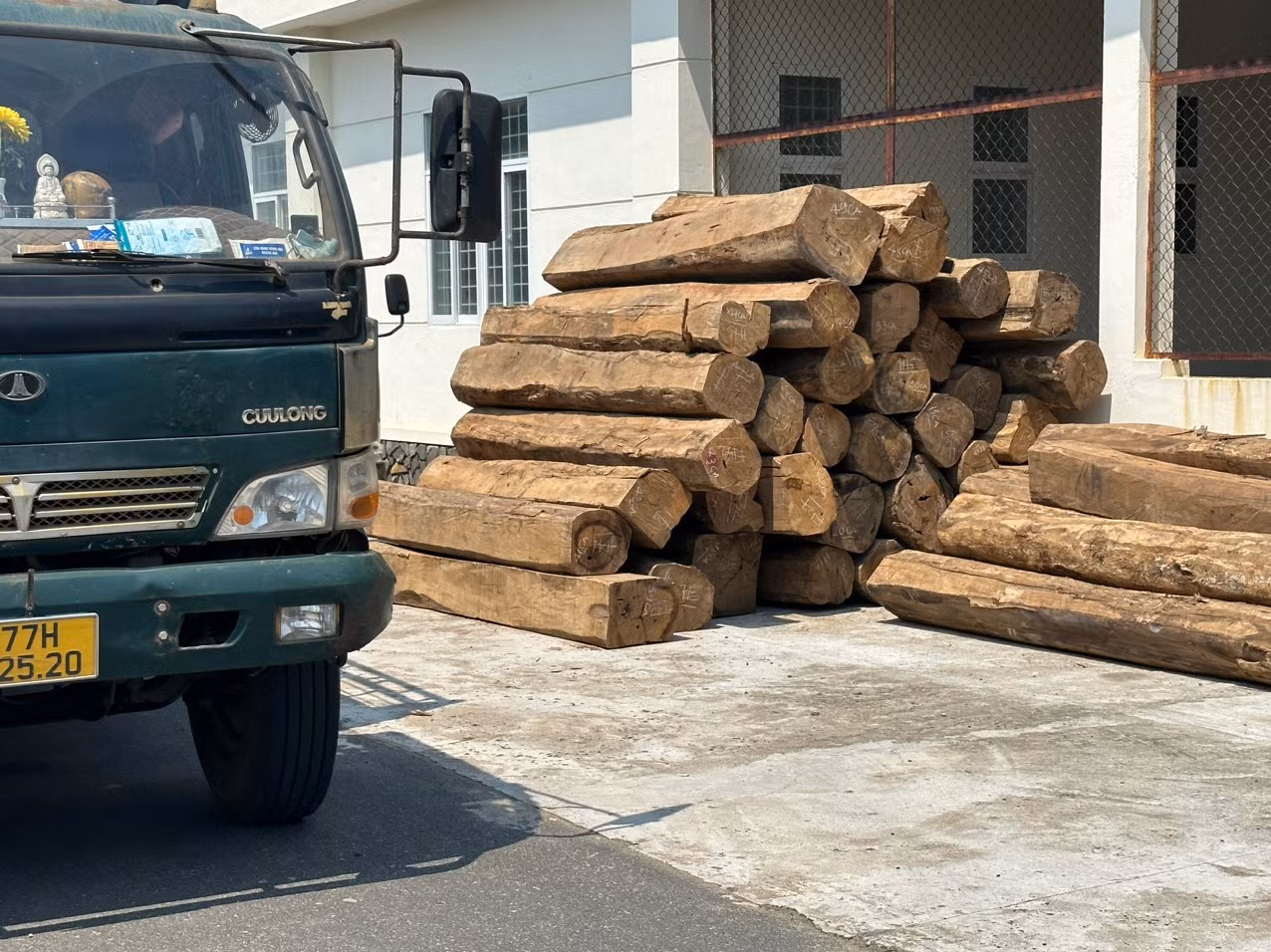 Tạm giữ gần 19m3 gỗ trên xe tải có hóa đơn chứng từ với dấu hiệu bất thường -0
