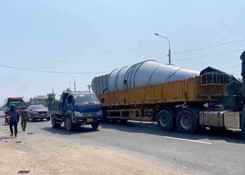 Xe tải lao vào quán cà phê rồi tông sập nhà dân khiến nhiều người bị thương -0