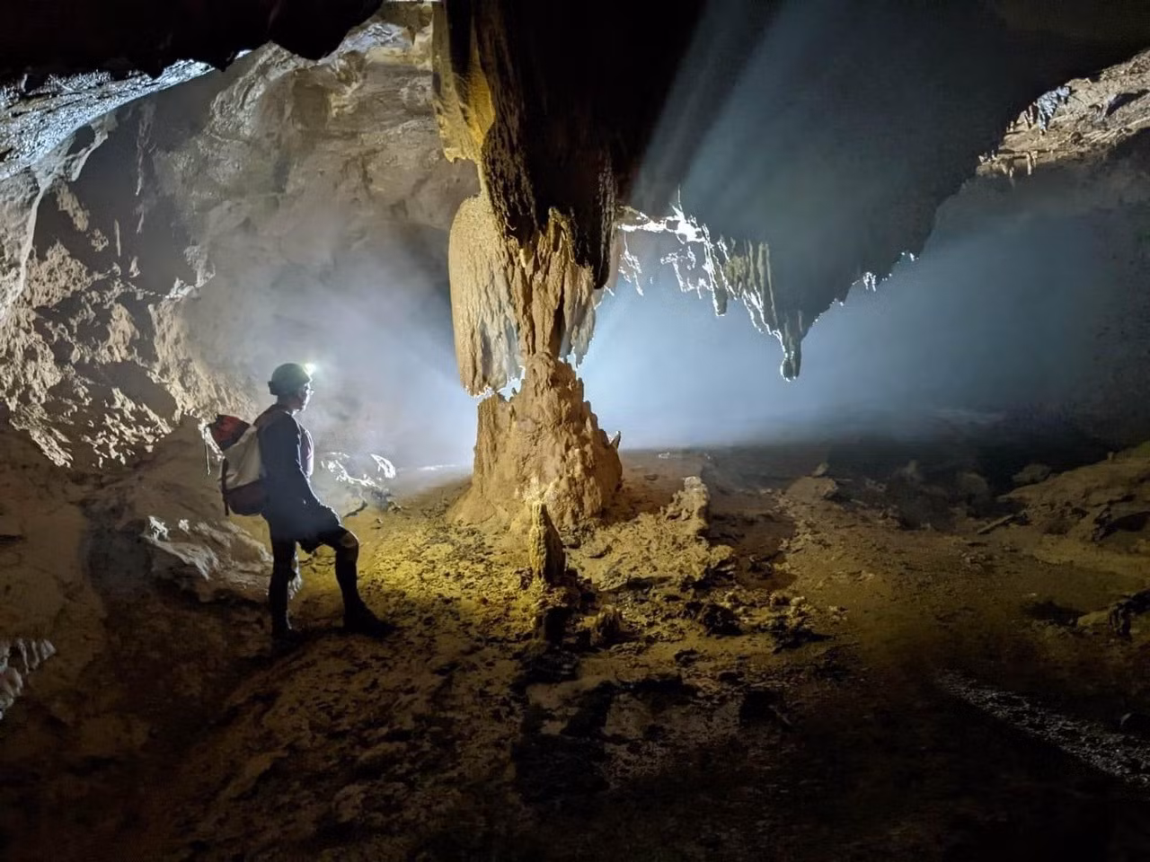 Phát hiện nhiều hang động nguyên sơ đẹp mê mẩn ở Quảng Bình -0