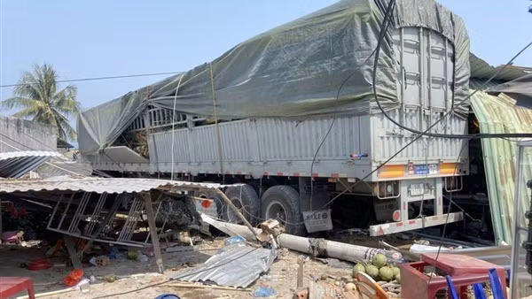 Xe tải lao vào quán cà phê rồi tông sập nhà dân, nhiều người bị thương