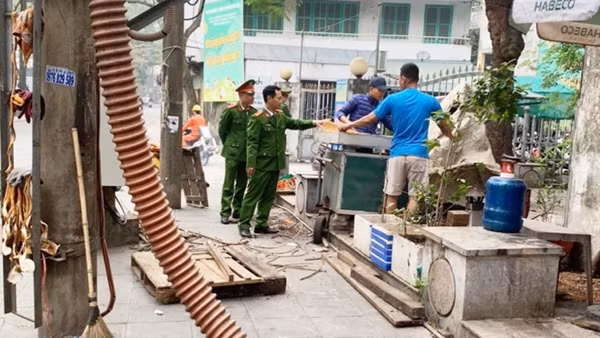 Hà Nội: Quyết liệt xử lý vi phạm, &nbsp;giành lại vỉa hè cho người đi bộ