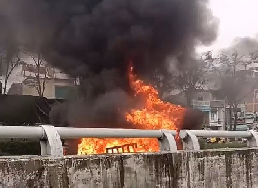 Sau va chạm, 2 xe máy cháy trơ khung trên cầu vượt Quang Trung -0