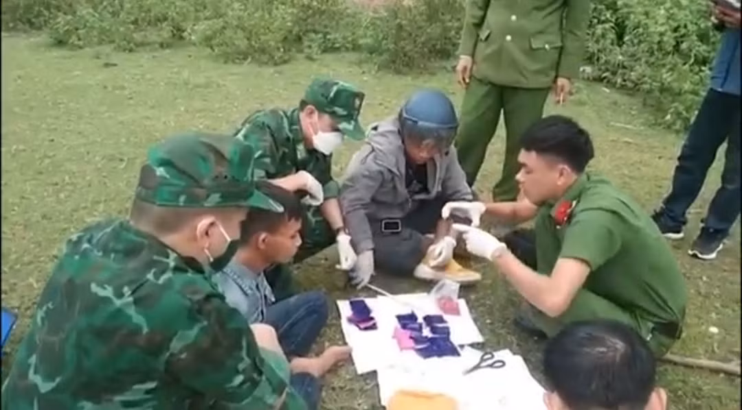 Bắt giữ 2 đối tượng mang ma túy đâm xe vào lực lượng chức năng -1