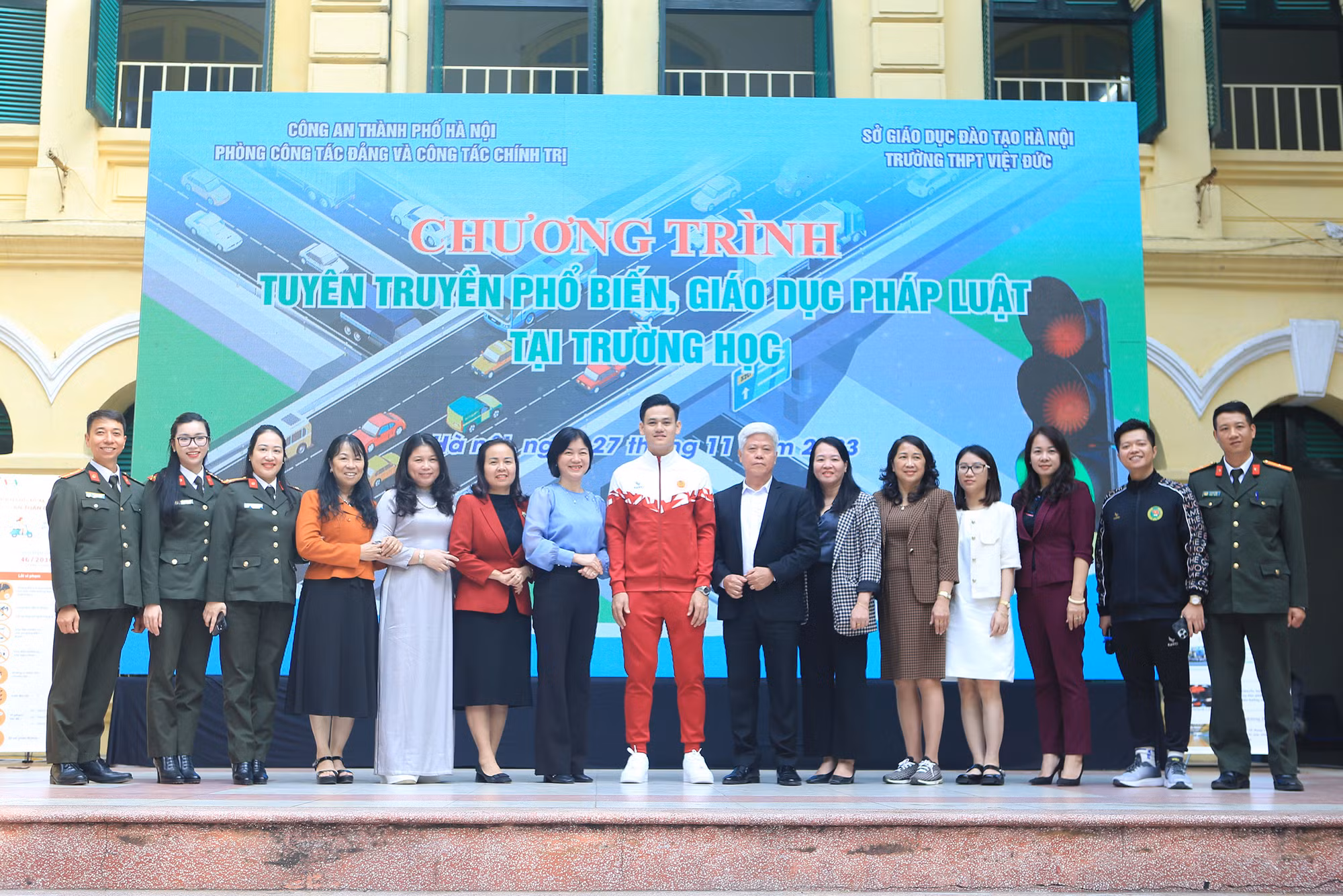 Đội trưởng CLB Công an Hà Nội giao lưu với học sinh phổ thông -0