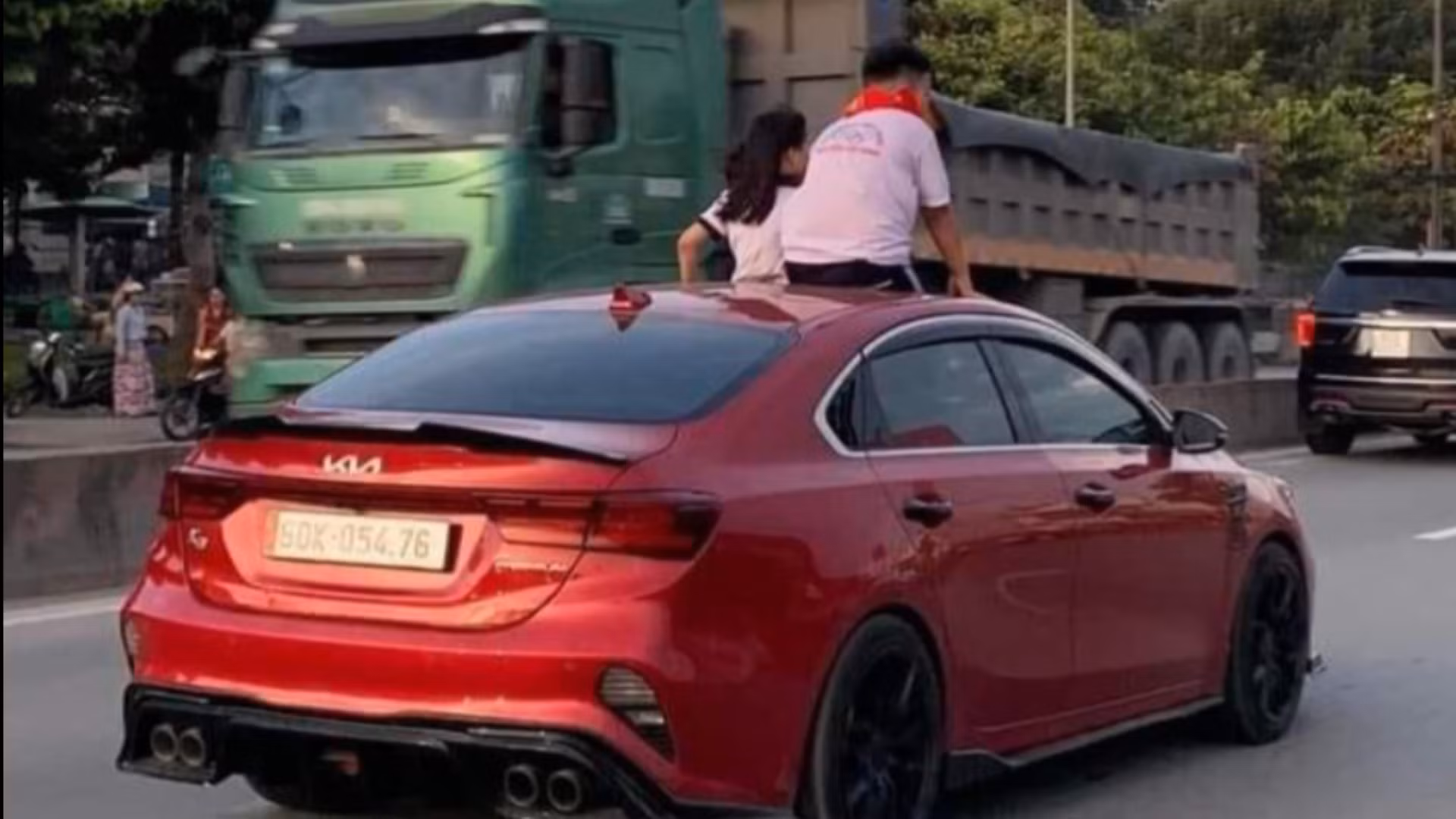 Tước giấy phép lái xe với tài xế chở 2 trẻ em ngồi trên nóc xe -0