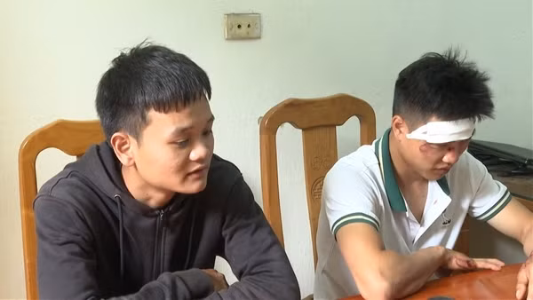 Xe máy kẹp ba, không mũ bảo hiểm, "thông chốt" tổ công tác