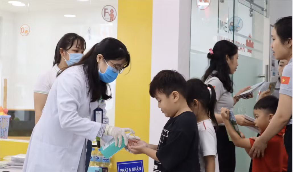 Làm rõ thông tin Trung tâm Y tế cho điều dưỡng khám sức khỏe học sinh thay cho bác sĩ -0