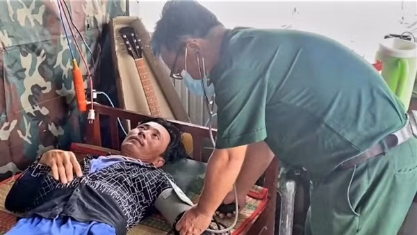 Cứu 7 ngư phủ bị chìm tàu, trôi dạt trên biển