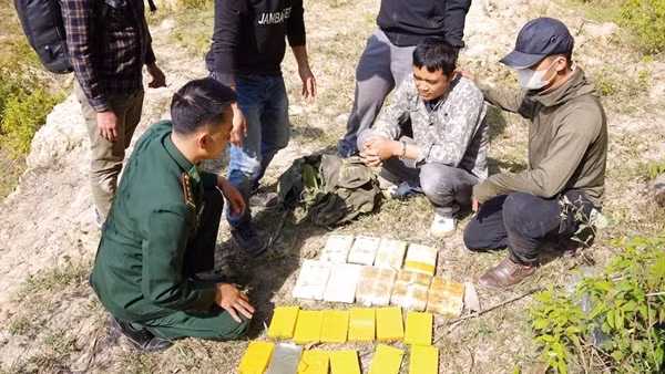 Nhận 20 triệu đồng "tiền công" để vận chuyển 12 bánh heroin và 54.000 viên ma túy