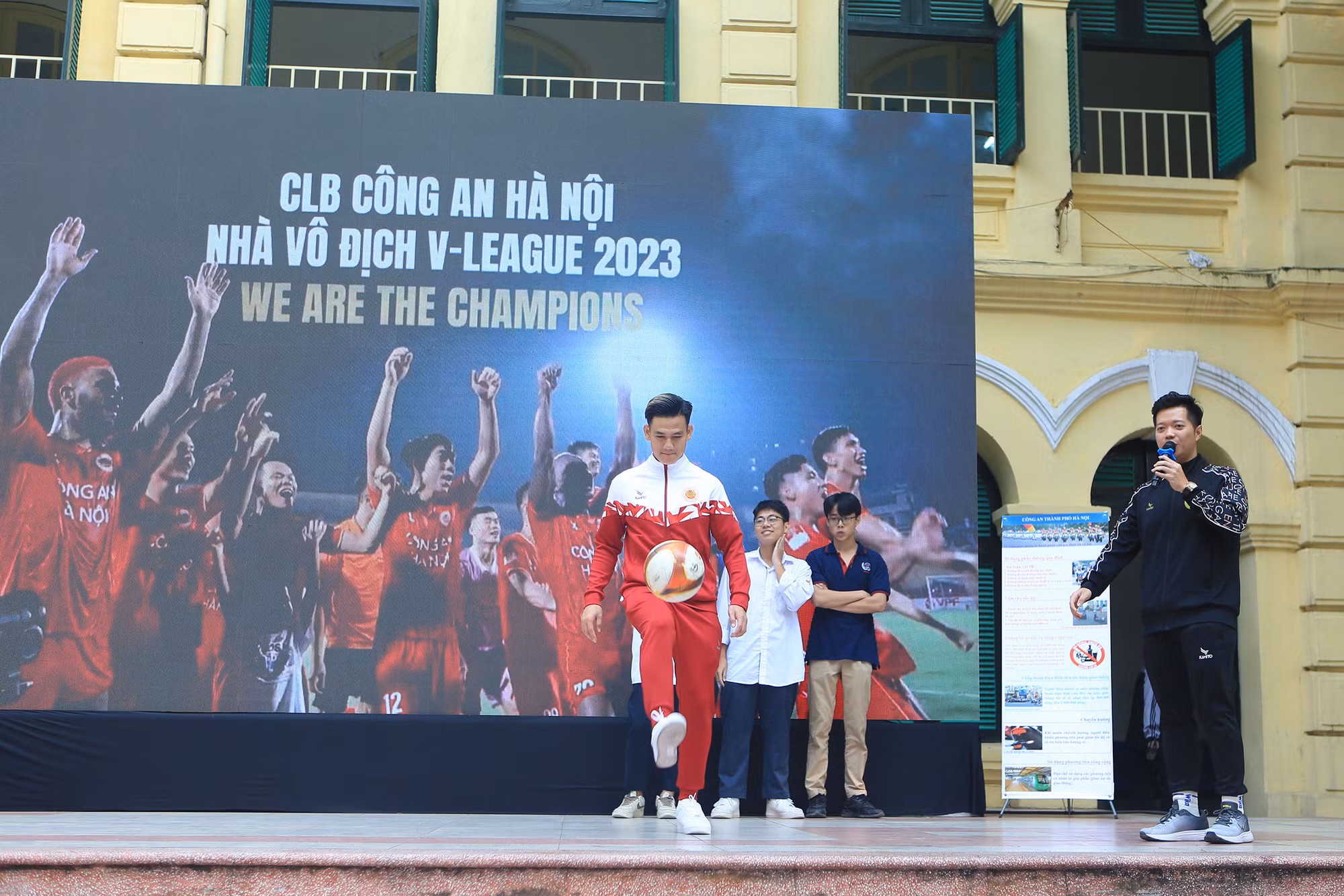 Đội trưởng CLB Công an Hà Nội giao lưu với học sinh phổ thông -0
