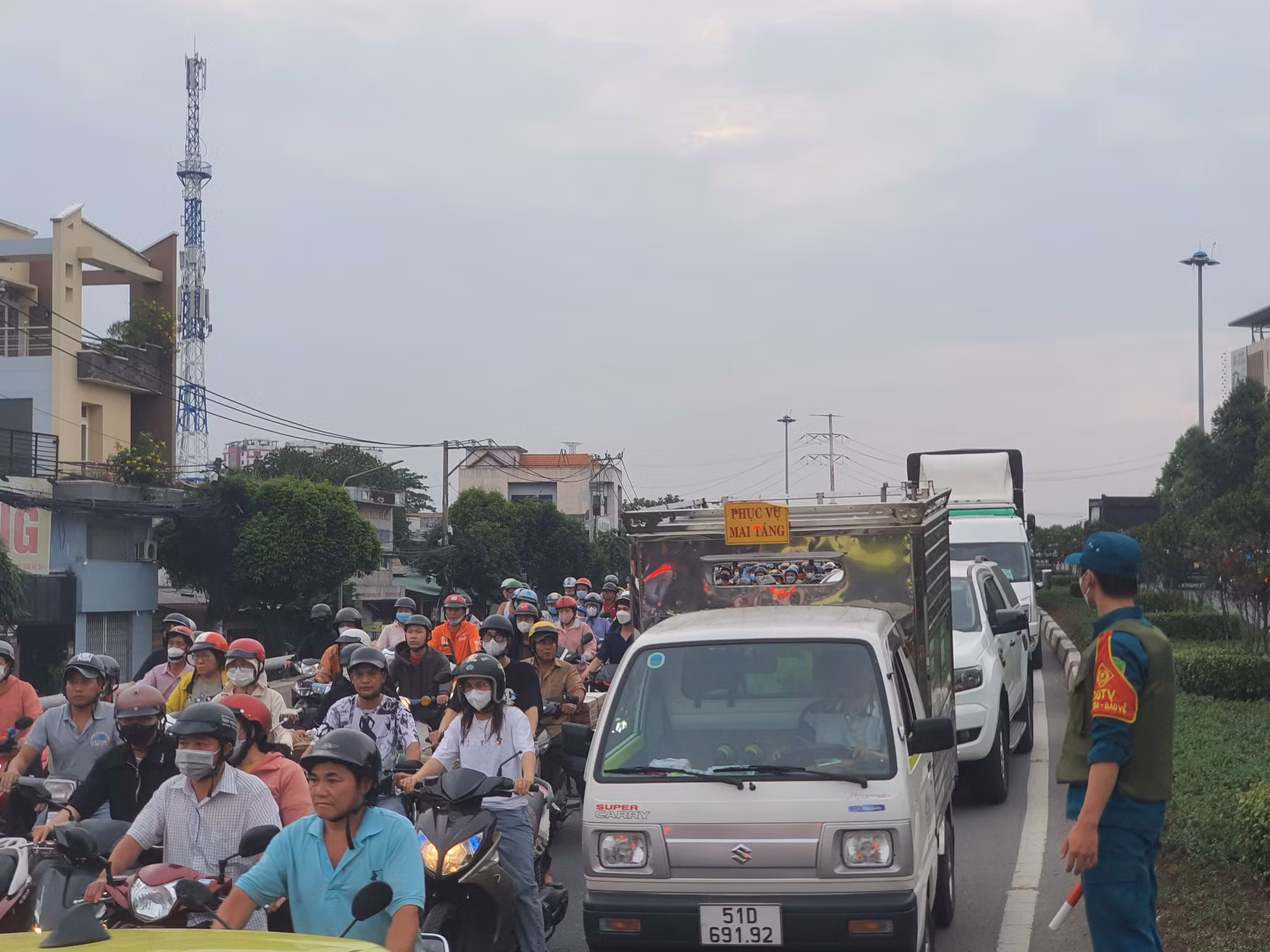 Sau va chạm, 2 xe máy cháy trơ khung trên cầu vượt Quang Trung -0