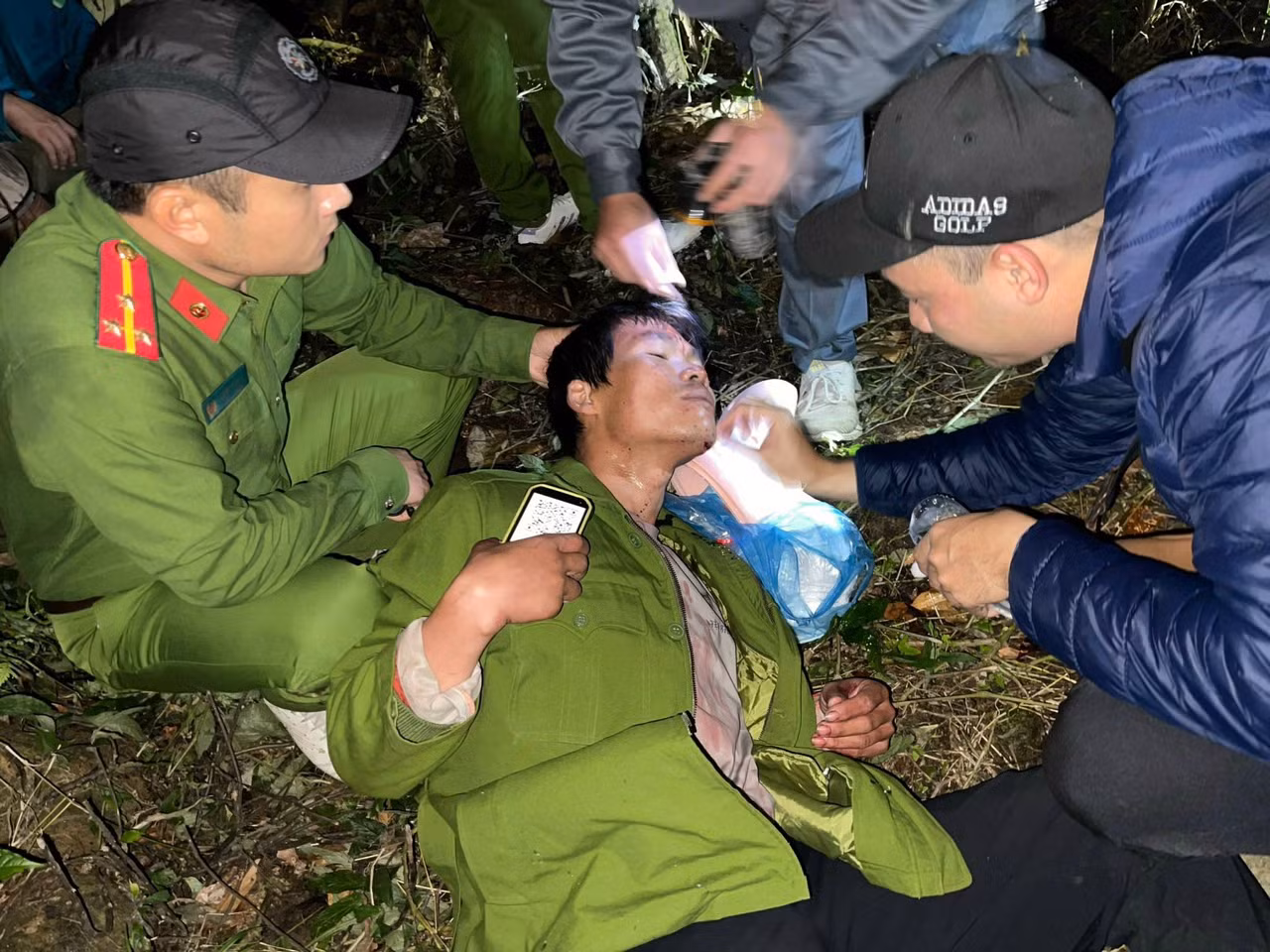 Xuyên rừng trong đêm tìm và cứu hộ phi công dù lượn gặp nạn -0