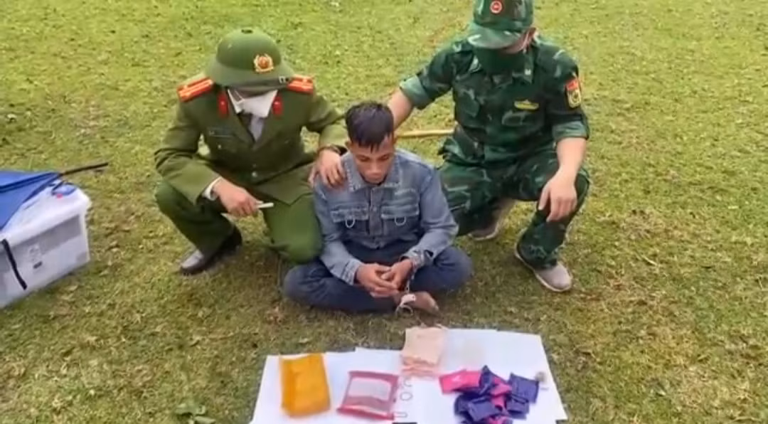Bắt giữ 2 đối tượng mang ma túy đâm xe vào lực lượng chức năng -0