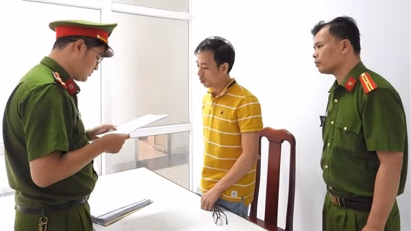 Nhờ người đóng giả nhân viên ngân hàng để lừa đảo
