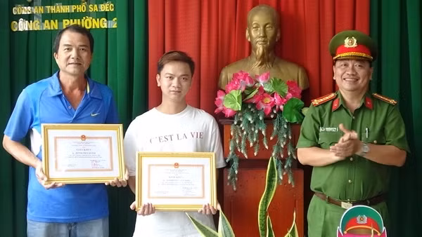 Khen thưởng 5 cá nhân tham gia truy bắt tội phạm trộm cắp và cướp tài sản