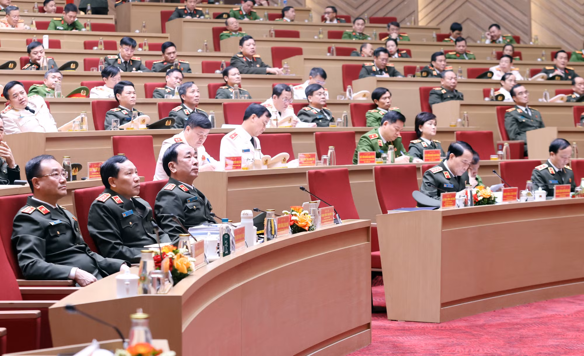 Các đồng chí lãnh đạo, đại biểu dự hội nghị.