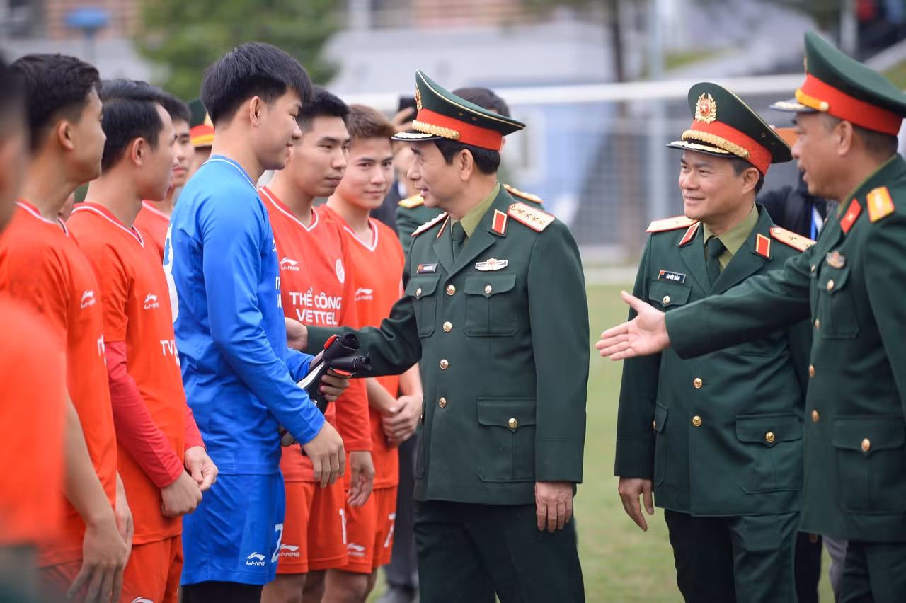 Bộ trưởng Bộ Quốc phòng Phan Văn Giang gặp mặt, động viên CLB Thể Công - Viettel -1