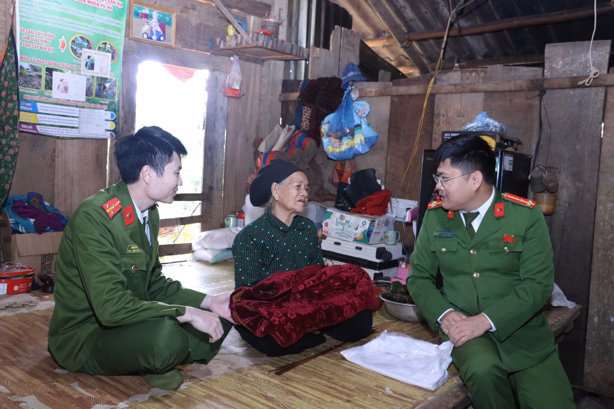 Ngôn ngữ là “Cánh cửa” để Công an gắn kết hơn với đồng bào miền núi -0