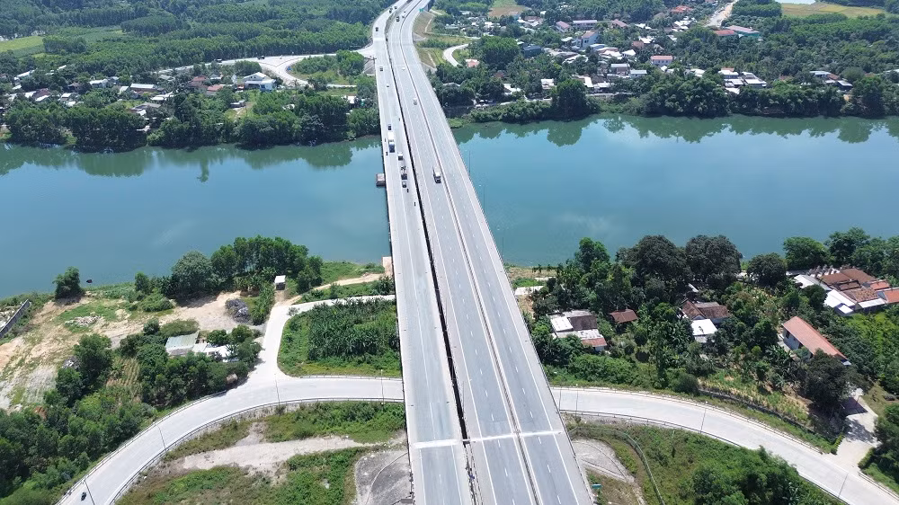 Cao tốc Cam Lộ - La Sơn mở rộng lên 4 làn xe hoàn chỉnh -0
