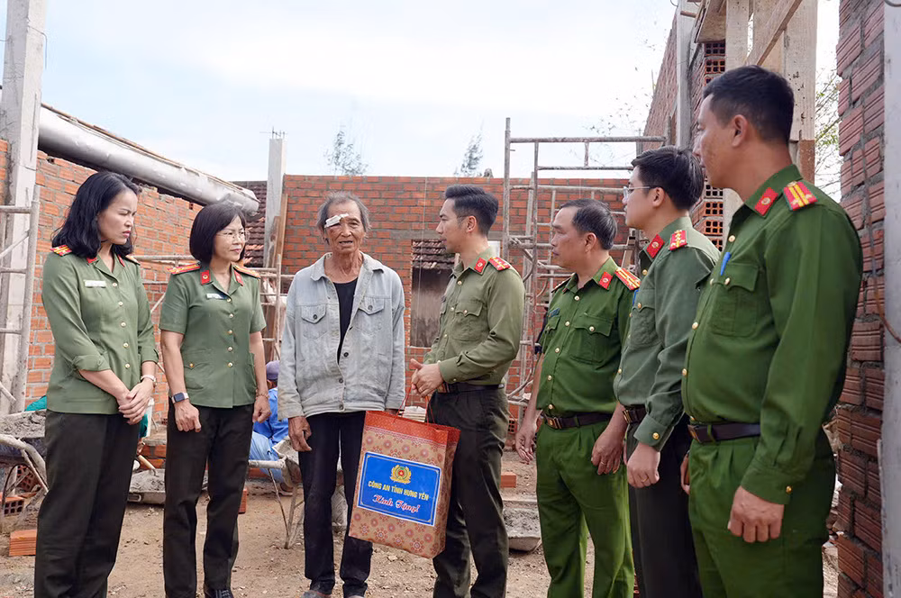 Công an tỉnh Hưng Yên hỗ trợ tỉnh Gia Lai 400 triệu đồng khắc phục hậu quả bão lũ -0