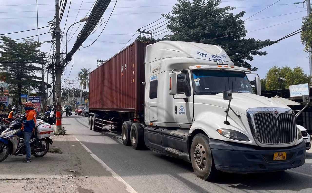 Người phụ nữ tử vong dưới bánh xe đầu kéo nghi do giật mình vì tiếng còi xe lớn -0