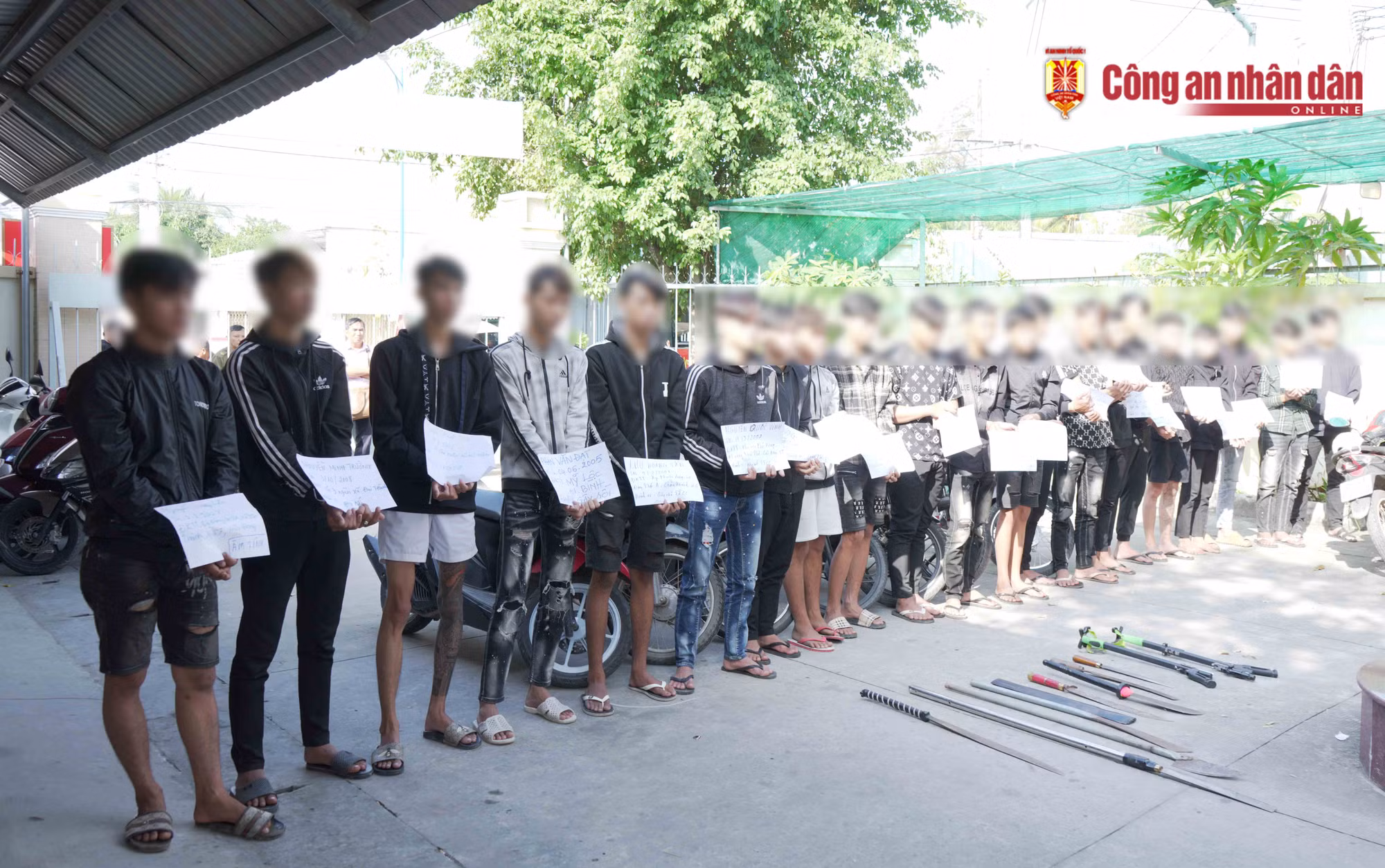 Kịp thời ngăn chặn 21 “trẻ trâu” mang vũ khí gây rối trật tự công cộng -0