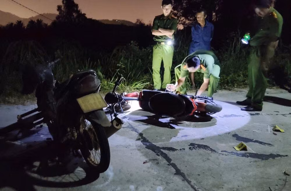 Xe máy va chạm với xe đạp điện từ trong nhà ra đường, 1 người tử vong -0